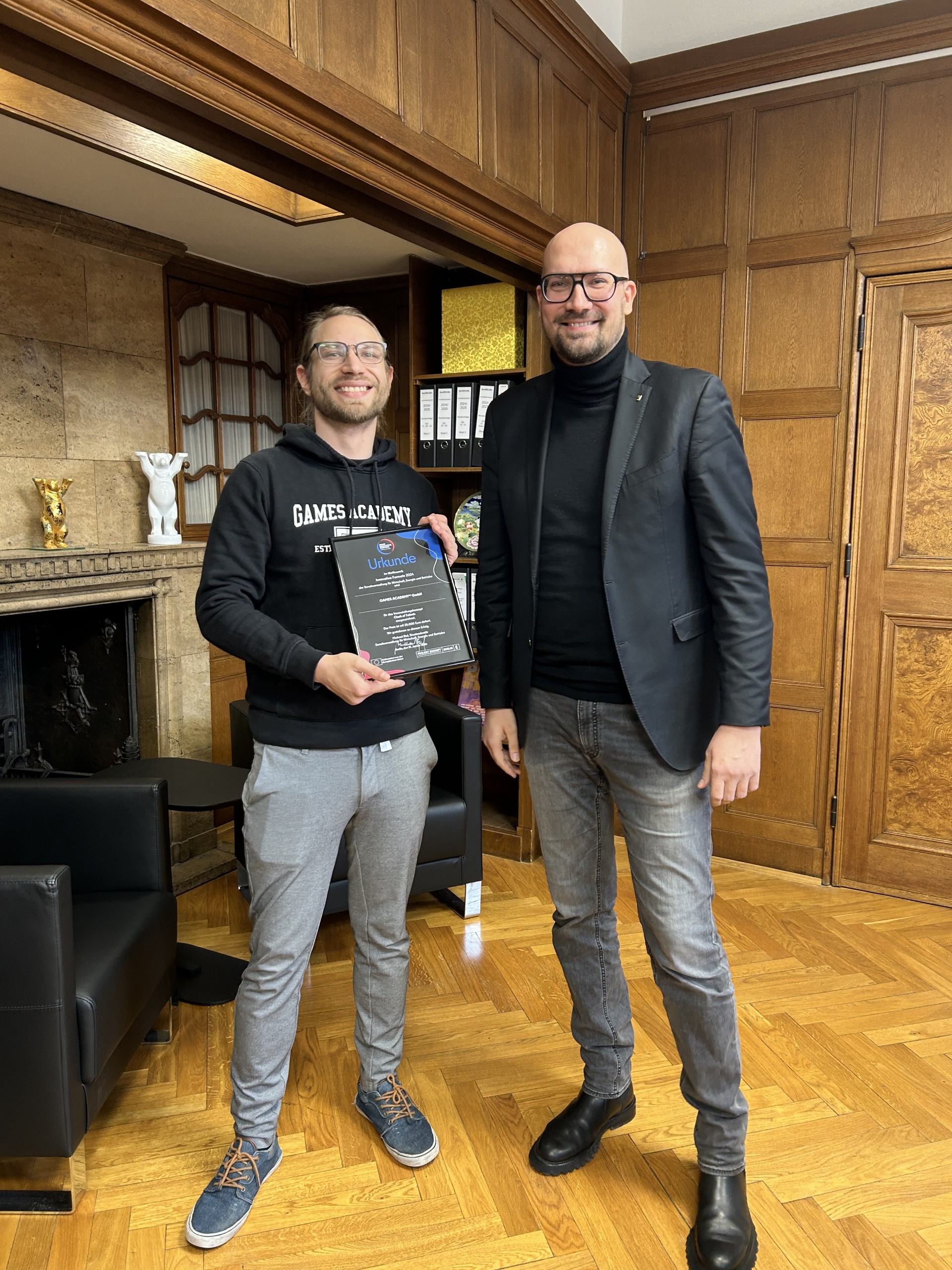 Sebastian Gsänger bei der Preisverleihung „Innovative Formate“ · Urkundenübergabe durch Michael Biel, Senatsverwaltung für Wirtschaft, Energie und Betriebe, Berlin